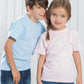 Due bambini con t-shirt pastel e jeans posano in stile streetwear davanti a pannelli bianchi.
