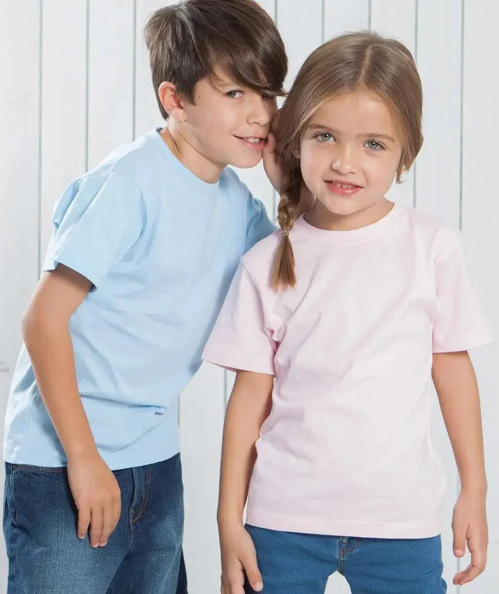 Bambini con t-shirt e jeans in posa street style davanti a sfondo bianco, moda urban.