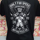 T-shirt streetwear nera con stampa bianca 'Built for Speed', stile urban e dettagli motociclistici