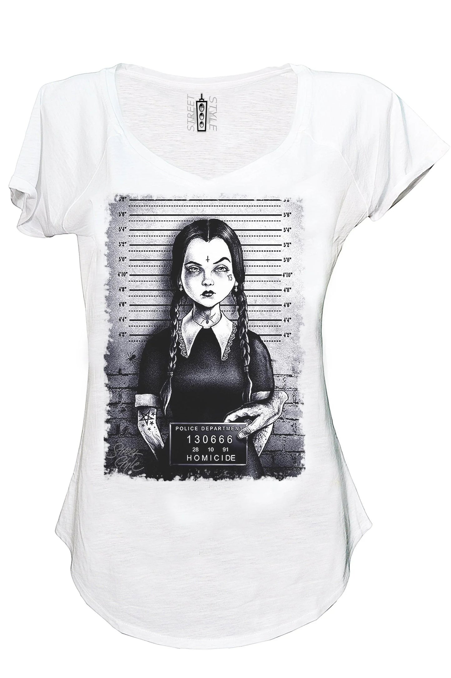 T-shirt streetwear bianca donna con stampa urban Wednesday Addams mugshot, stile street style Rimini