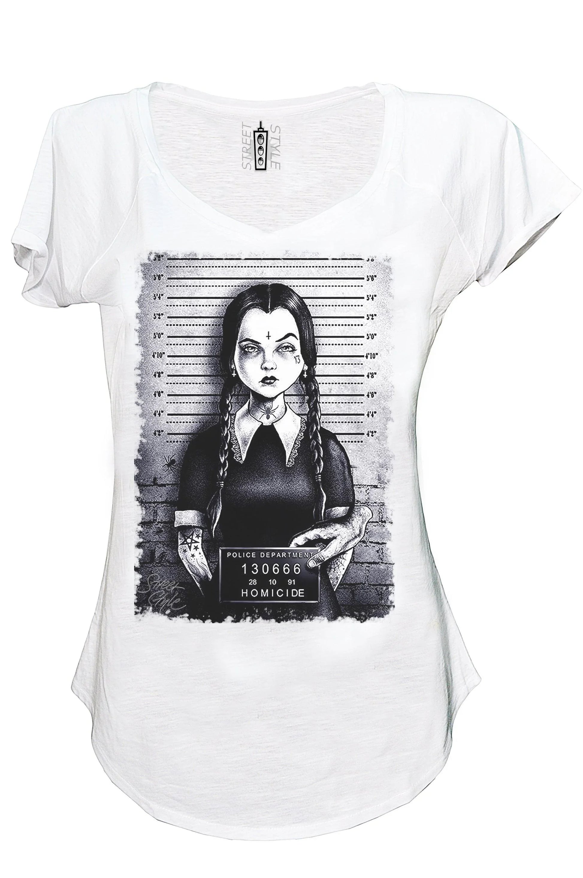 T-shirt streetwear bianca donna con stampa urban Wednesday Addams mugshot, stile street style Rimini