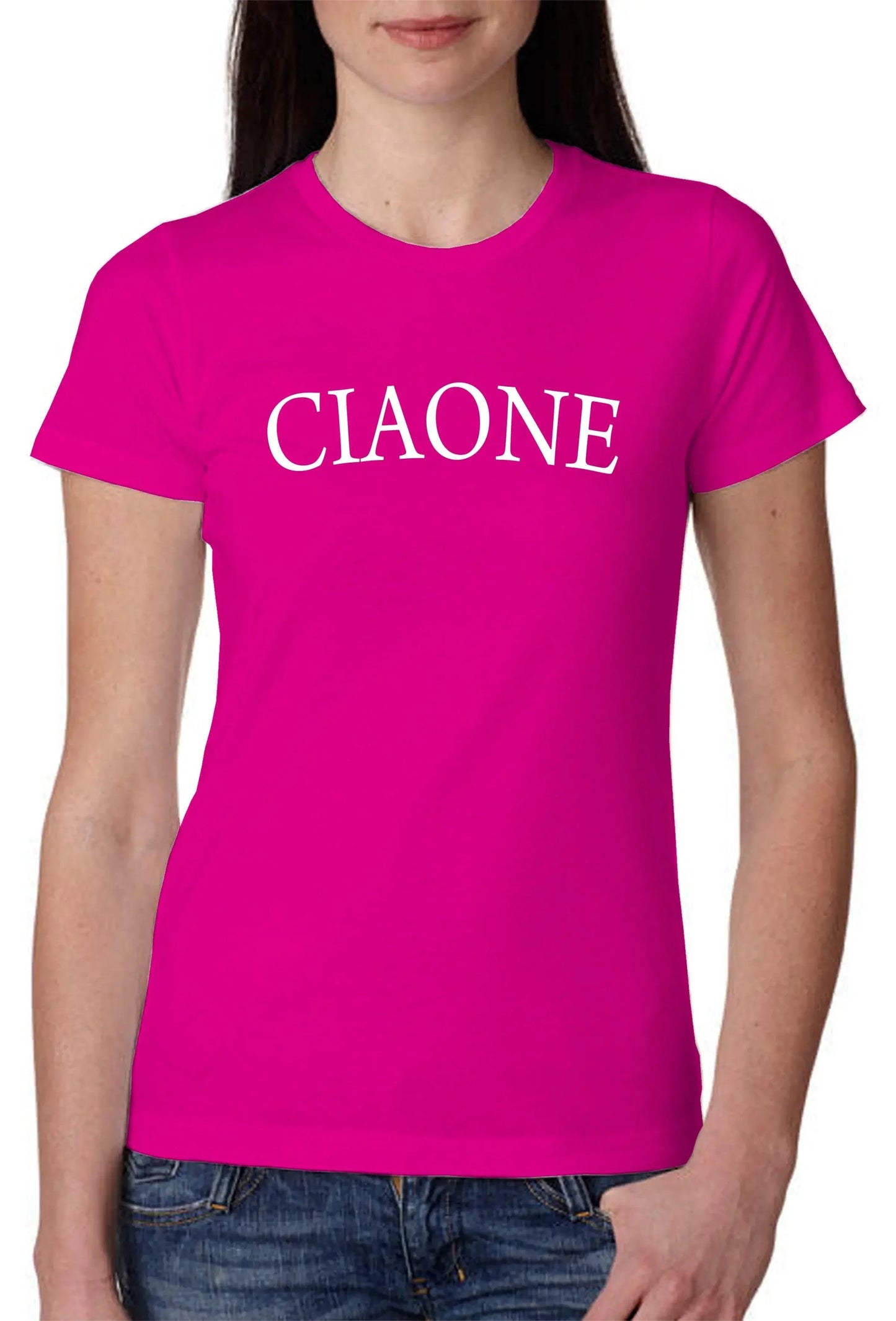 Donna con t-shirt rosa fucsia streetwear scritta CIAONE, stile urban Street Style Rimini