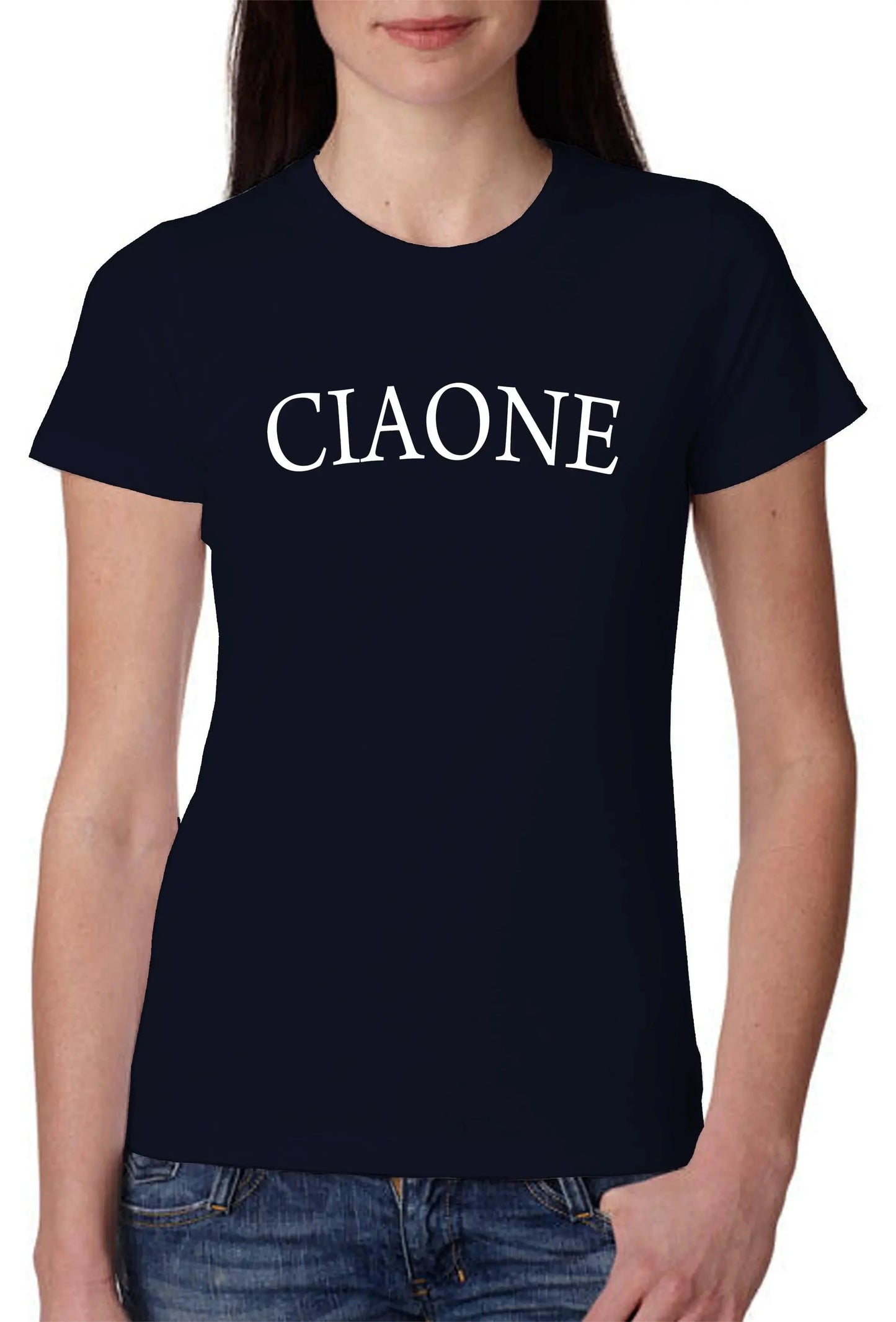 Donna con t-shirt nera streetwear in cotone con scritta CIAONE, stile urban casual