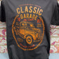 Maglietta streetwear uomo grigia con stampa vintage 'Classic Garage' e camion old school.