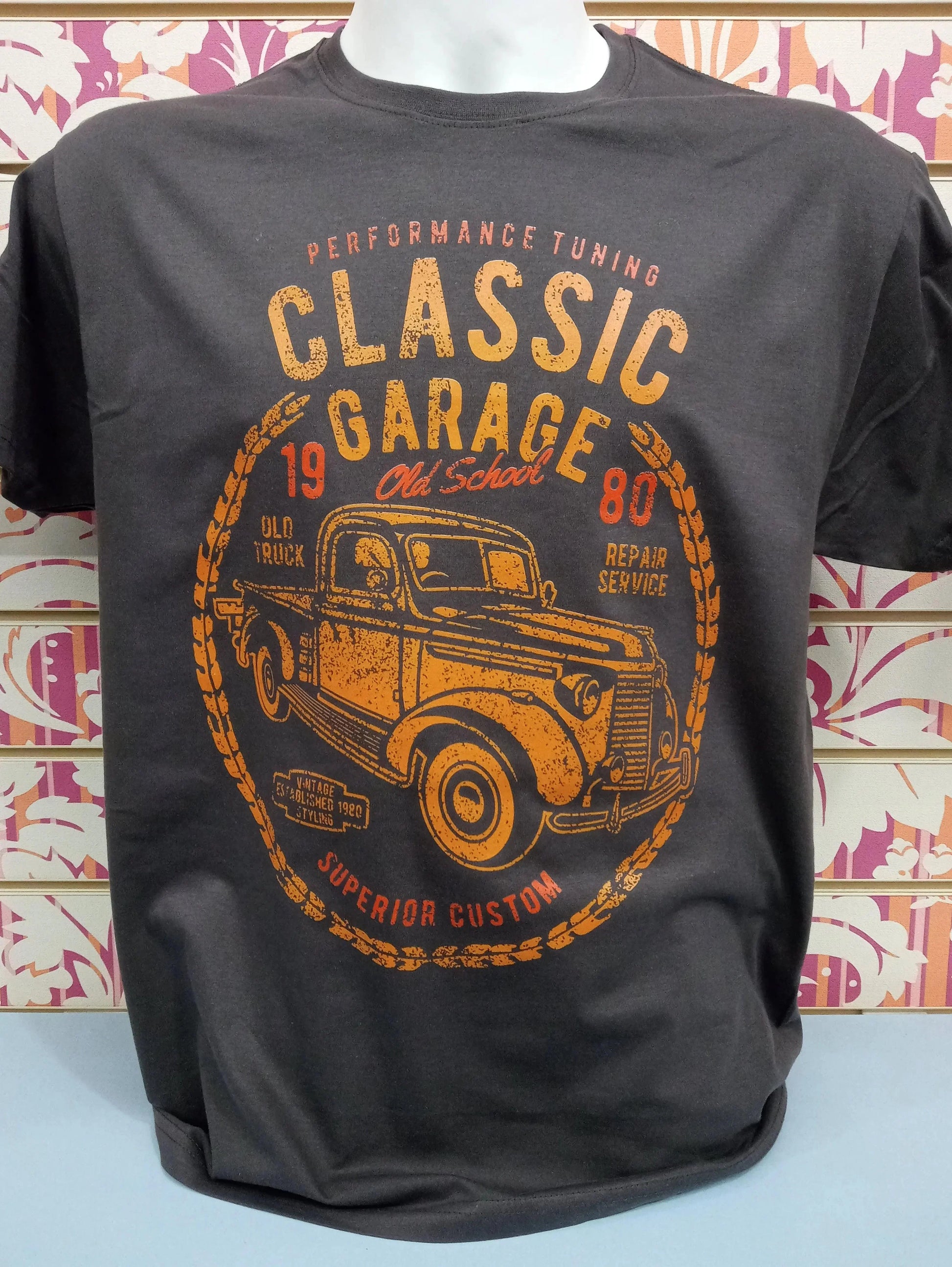 T-shirt streetwear nera con stampa vintage Classic Garage e old truck, stile urban uomo.