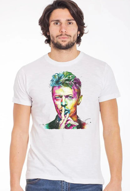 Uomo indossa t-shirt bianca streetwear con stampa colorata urban, stile street style Rimini