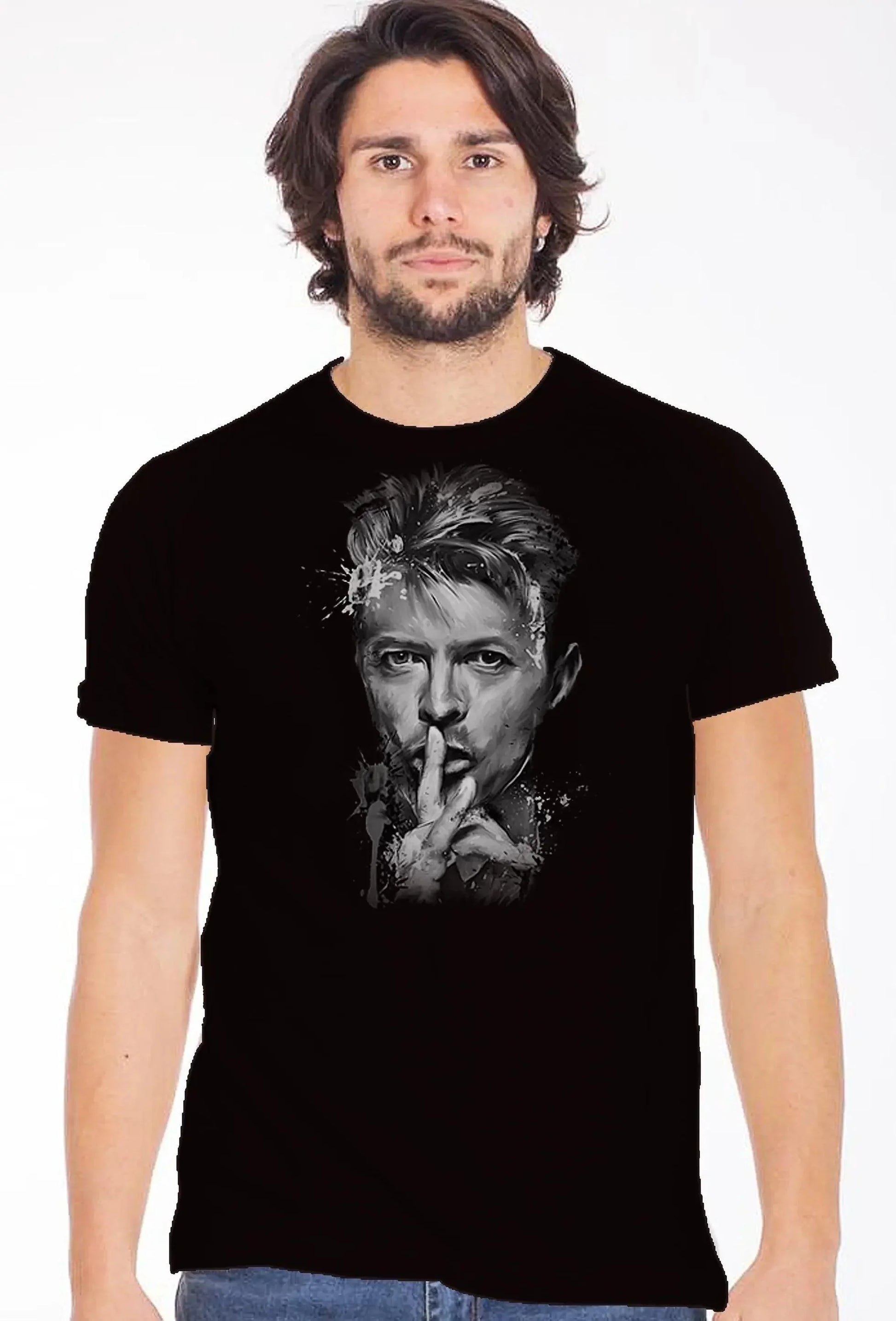 Uomo indossa t-shirt streetwear nera con grafica urban icona musica, stile street style