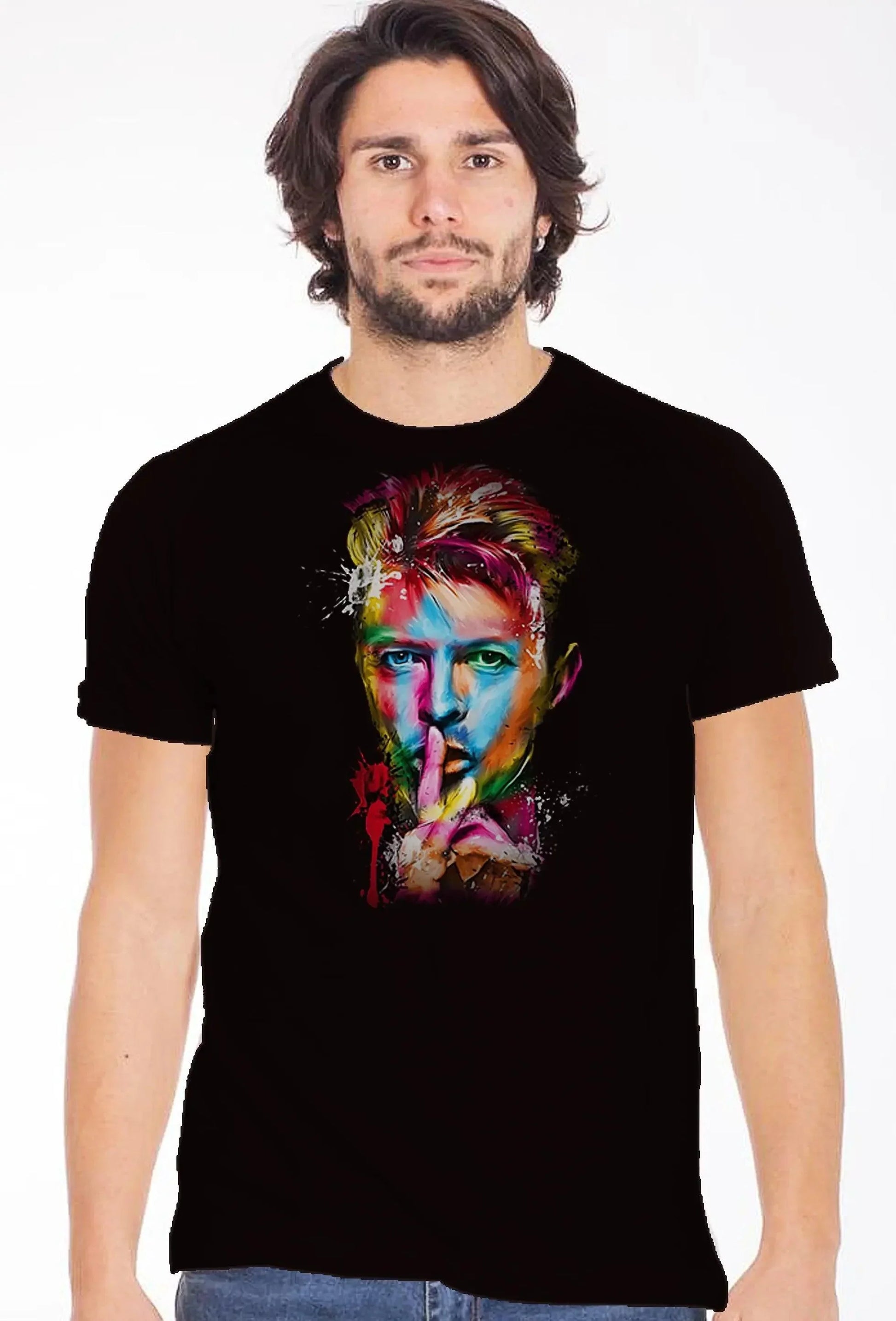 Uomo streetwear con t-shirt nera, stampa colorata in stile urban su cotone fiammato