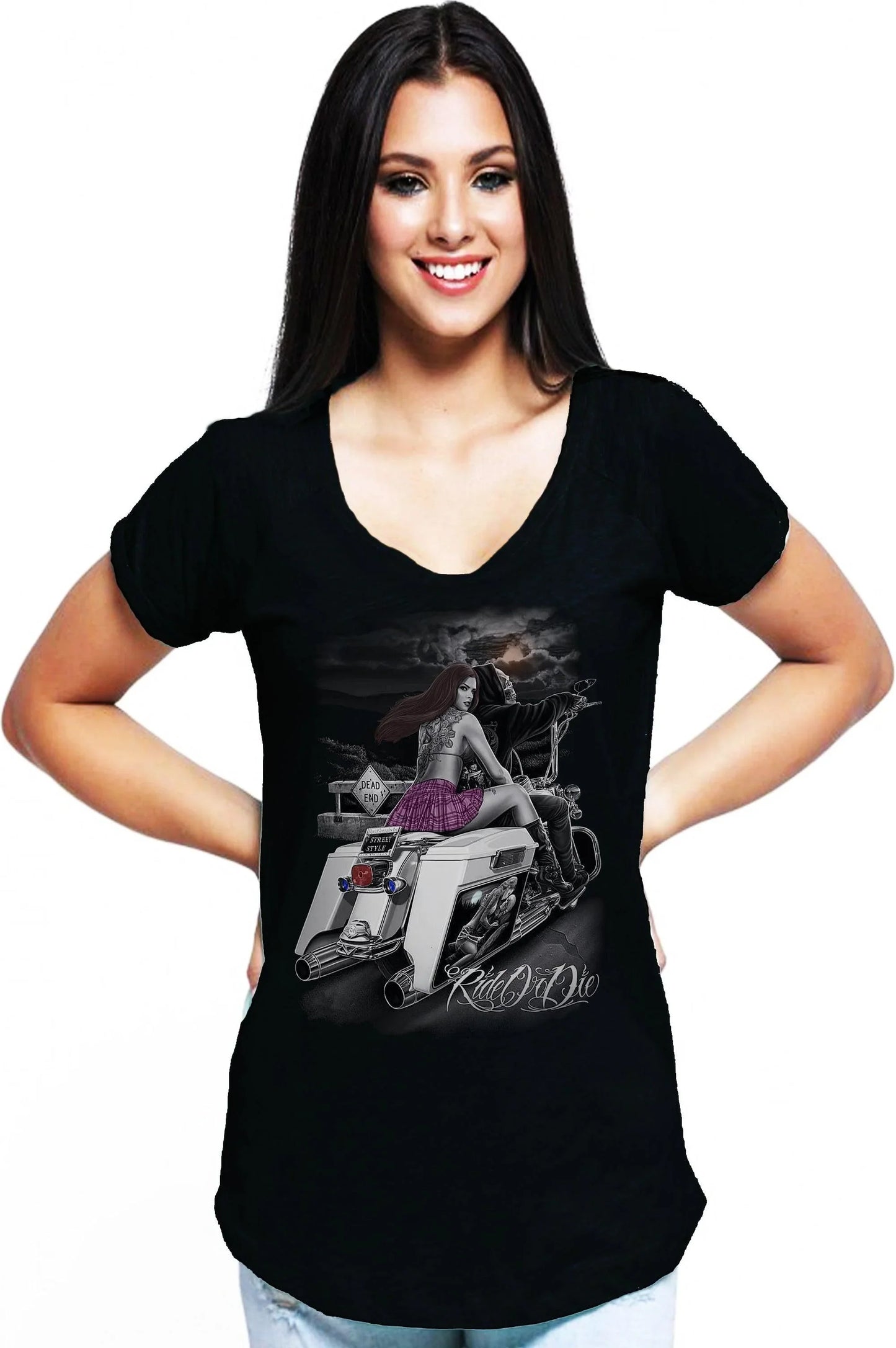 Donna con t-shirt nera streetwear, stampa moto biker, moda urban Street Style Rimini