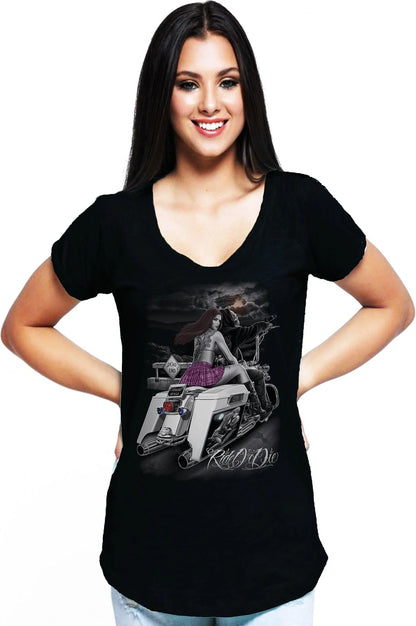 Donna con t-shirt nera streetwear, stampa moto biker, moda urban Street Style Rimini