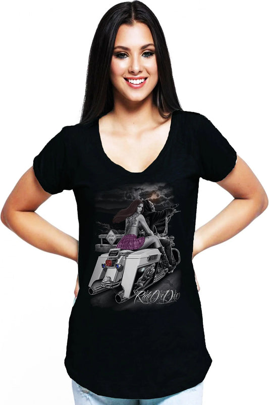 Donna con t-shirt nera streetwear, stampa moto biker, moda urban Street Style Rimini