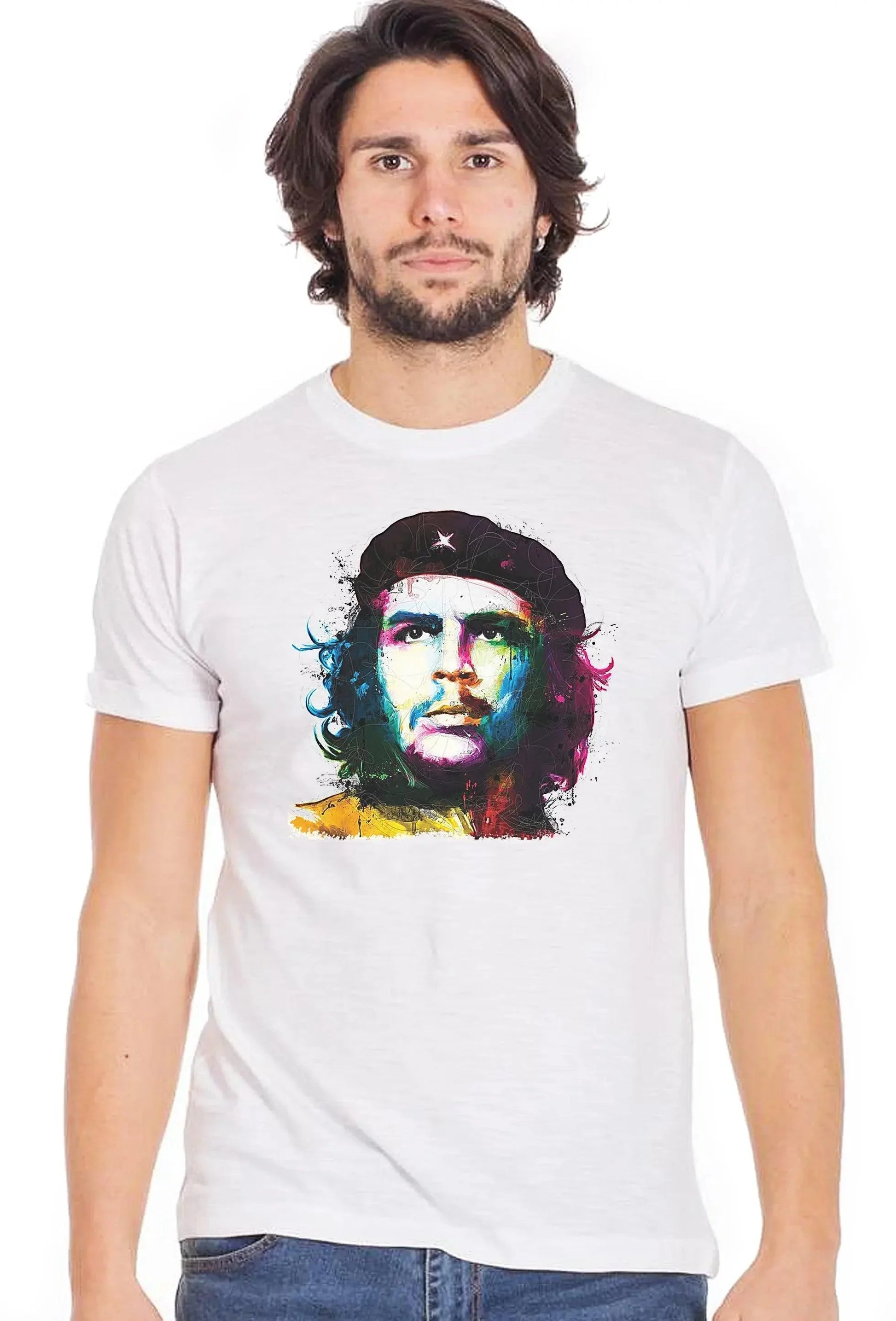 Uomo con t-shirt bianca streetwear, stampa colorata di volto iconico, stile urban.