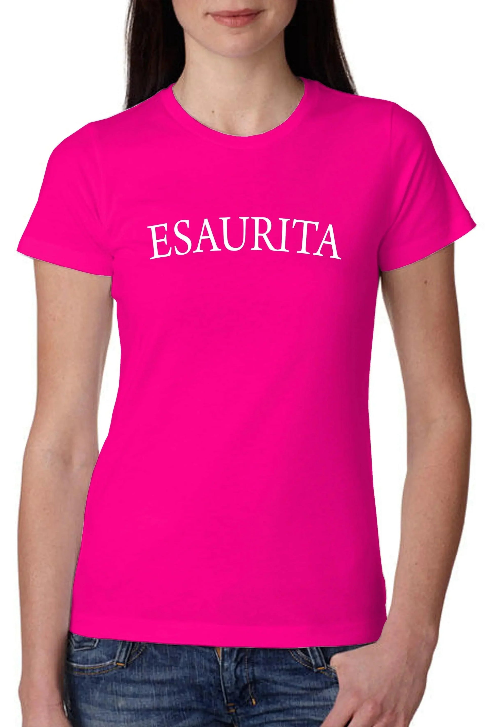 Donna con t-shirt streetwear fucsia scritta ESAURITA, cotone, stile urban Rimini.