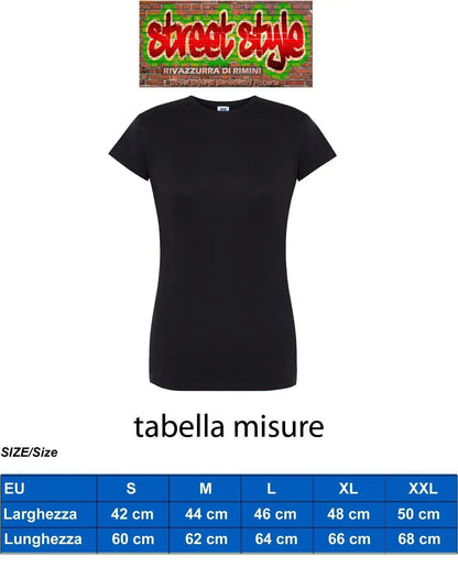 T-shirt donna nera streetwear in cotone pettinato, stile urban, taglie e misure visibili.
