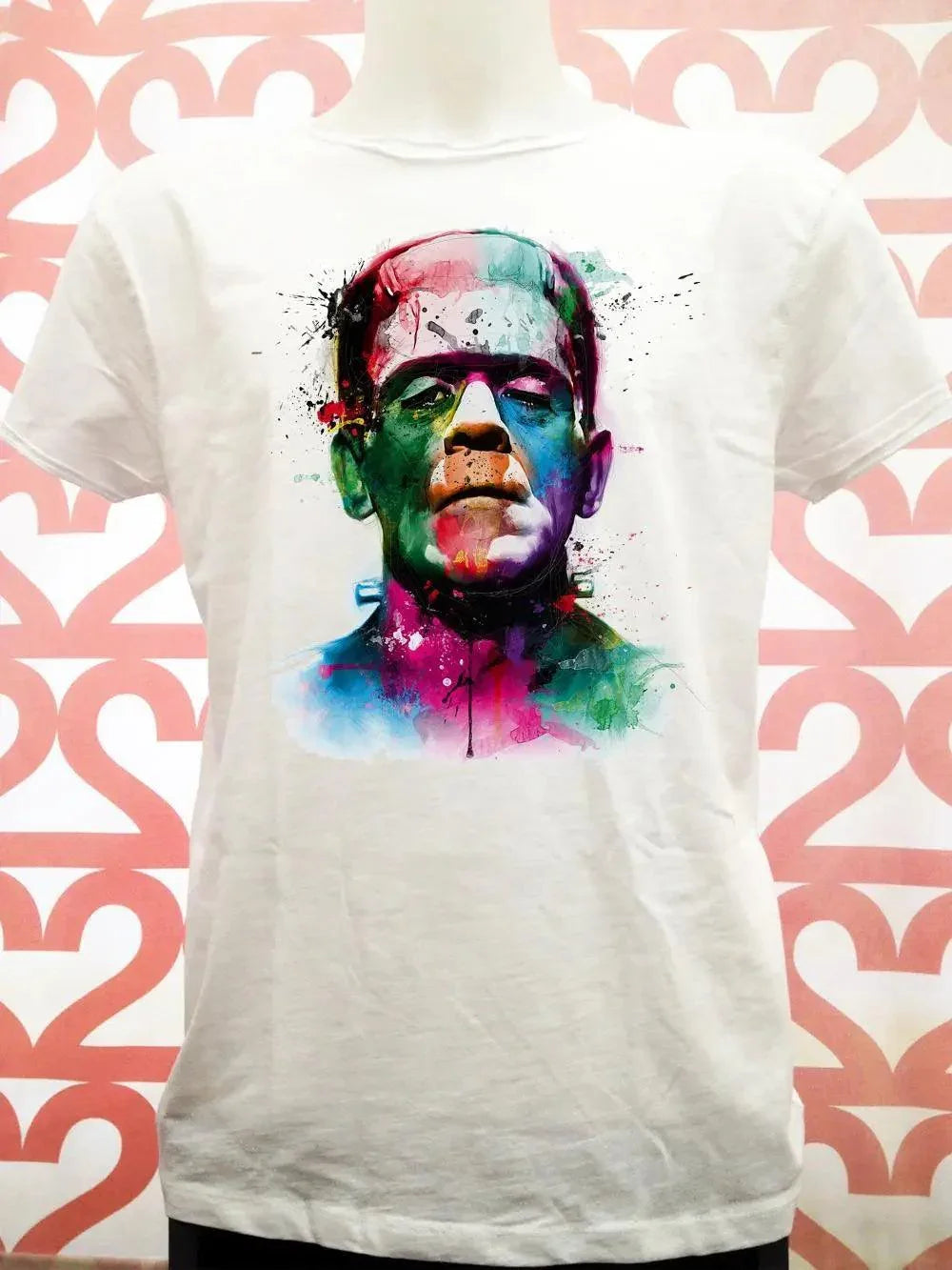 T-shirt streetwear bianca con stampa colorata di Frankenstein, stile urban street style
