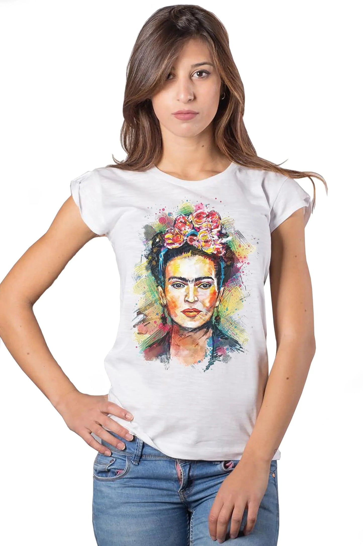 Donna indossa t-shirt cotone streetwear con stampa artistica colorata, stile urban moda.