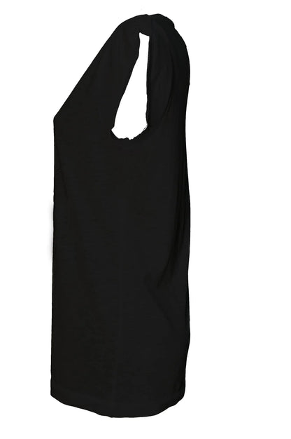 Canotta nera da donna in cotone fiammato, stile streetwear urban, dettaglio spalla larga.