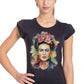 Donna indossa t-shirt nera streetwear con stampa colorata ritratto artistico, stile urban