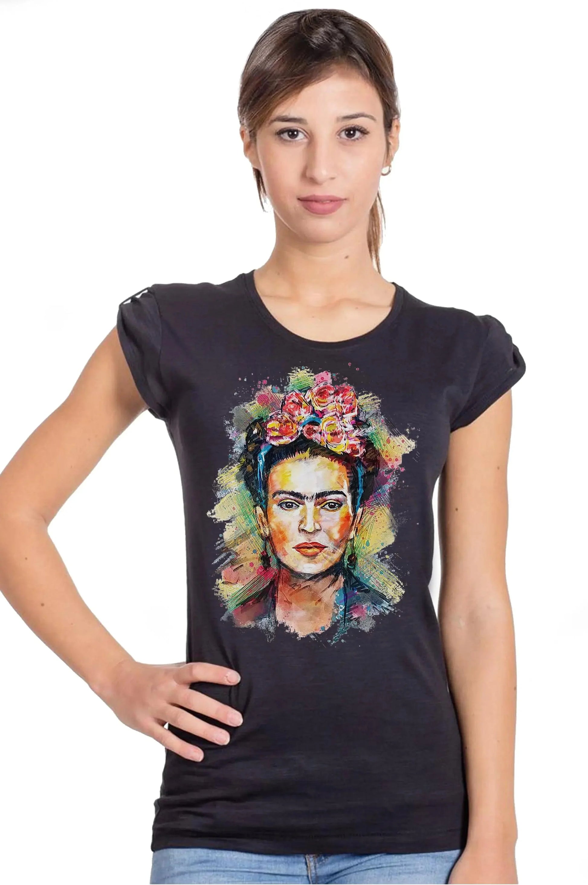 Donna indossa t-shirt nera streetwear con stampa colorata ritratto artistico, stile urban