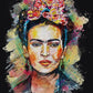 Ritratto colorato in stile streetwear di donna con fiori tra i capelli, su sfondo nero urban.