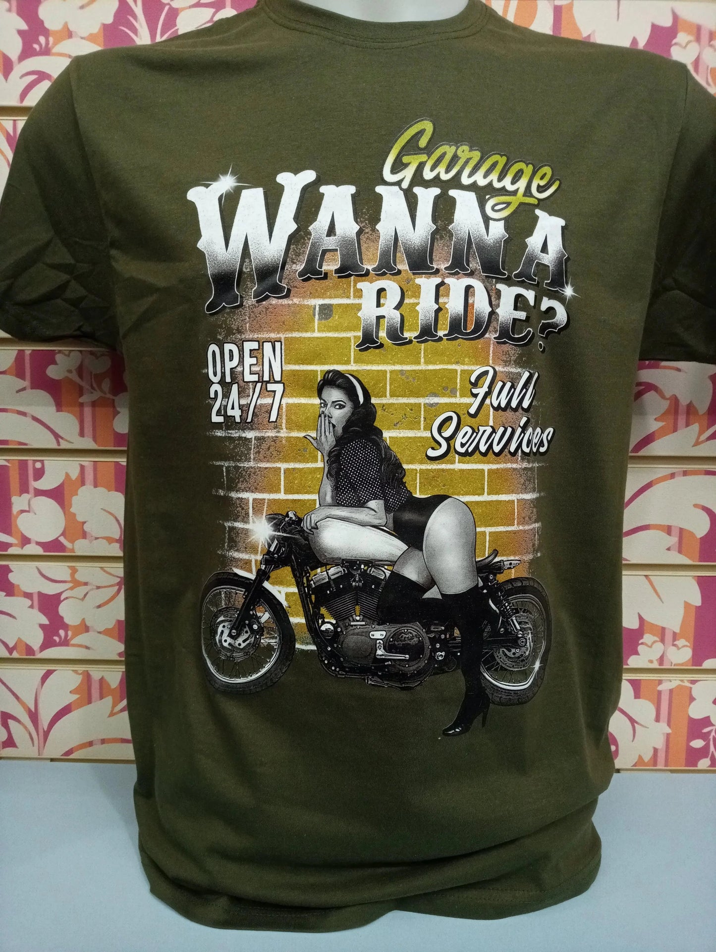 Maglietta streetwear verde con stampa stile vintage donna su moto, scritte Garage Wanna Ride e murale giallo