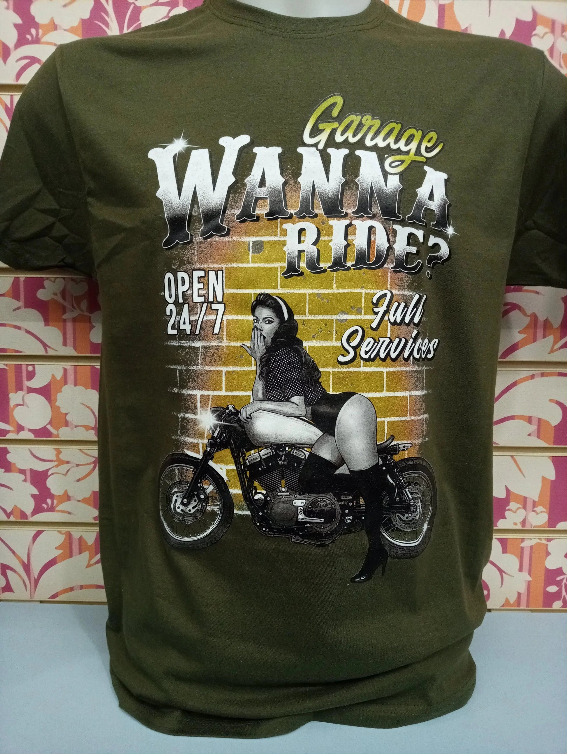 Maglietta streetwear verde con stampa stile vintage donna su moto, scritte Garage Wanna Ride e murale giallo