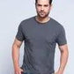 Uomo con t-shirt grigia basic street style e jeans, moda urbana casual.
