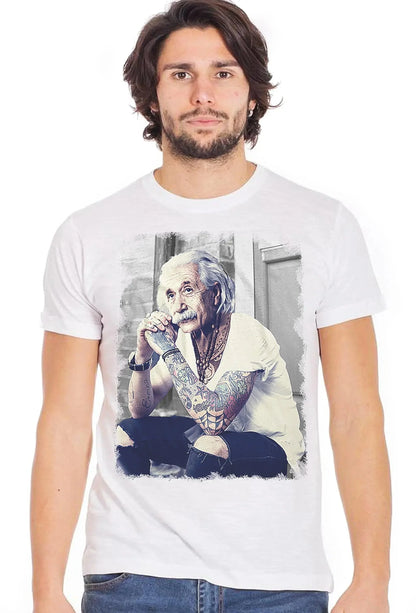 T-shirt uomo bianca in cotone con stampa colorata e grigia di Einstein tatuato, stile streetwear urban