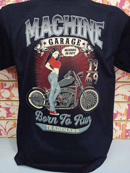 T-shirt streetwear nera con grafica stile retrò, donna e moto, scritte MACHINE GARAGE e Born To Run.