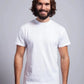 Modello uomo con barba indossa t-shirt bianca streetwear stile minimal su sfondo neutro