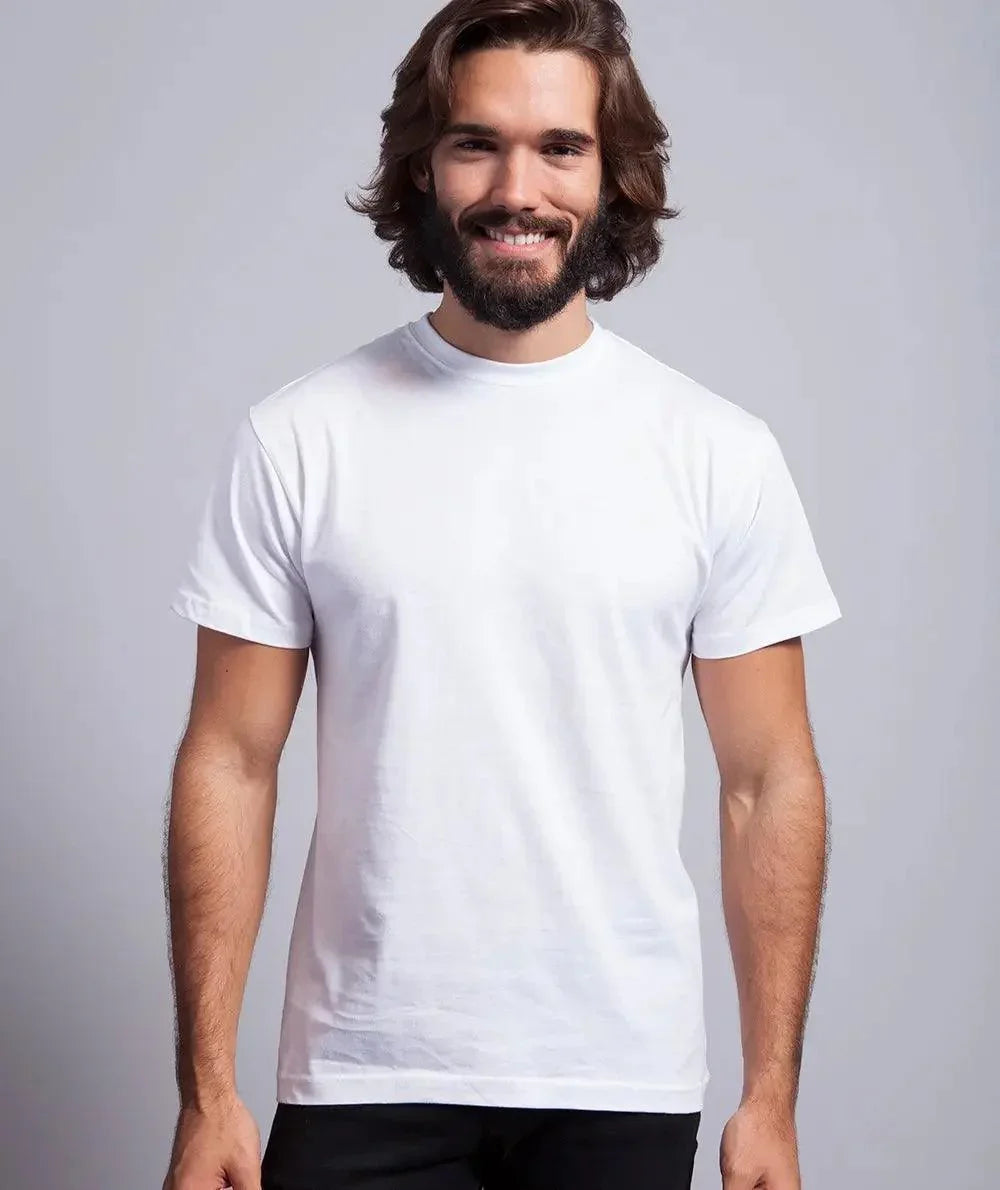 Modello uomo con barba indossa t-shirt bianca streetwear stile minimal su sfondo neutro