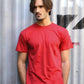 Uomo streetwear con t-shirt rossa classica, stile urbano, sfondo industriale grigio