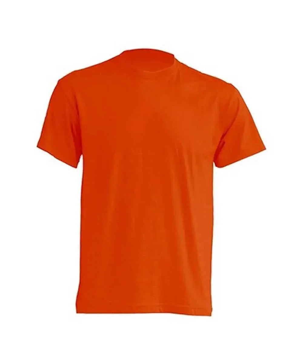 T-shirt arancione uomo, streetwear essenziale, stile urban, fondo bianco