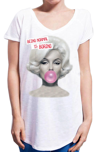T-shirt donna bianca streetwear in cotone, stampa urban ritratto iconico con bolla rosa e scritta Being Normal is Boring.