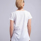 Donna di spalle con t-shirt bianca cotone streetwear, stile urban minimalista