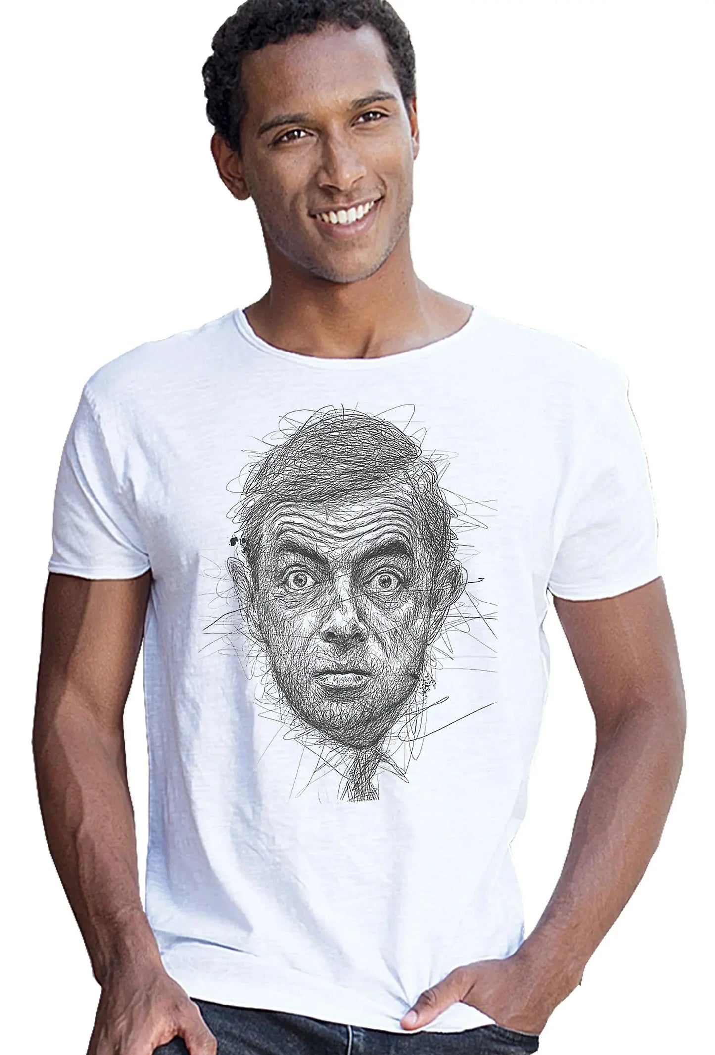 Uomo sorridente con t-shirt streetwear bianca, stampa arte grafica volto, stile urban moda.