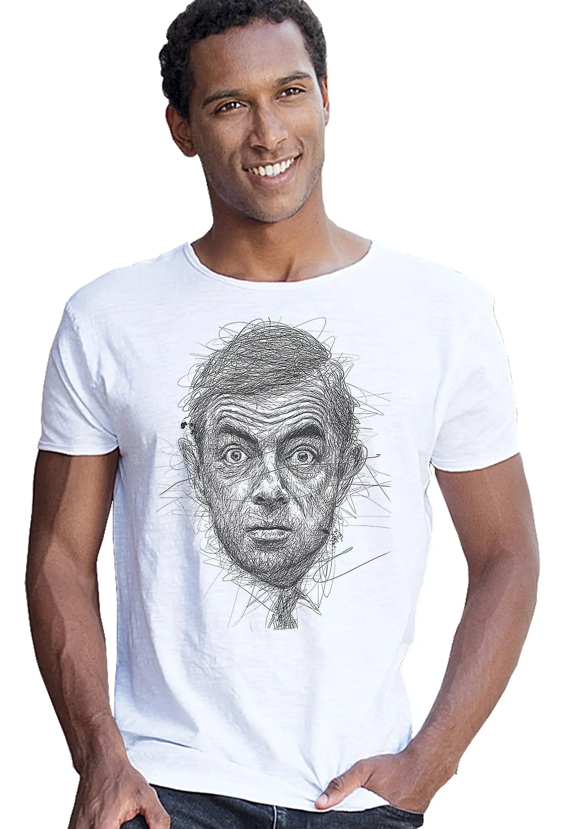 Uomo sorridente con t-shirt streetwear bianca, stampa arte grafica volto, stile urban moda.