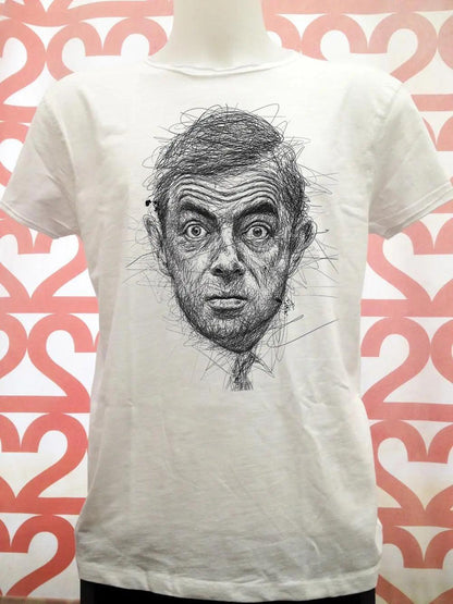 T-shirt uomo bianca in cotone fiammato con ritratto illustrato, stile streetwear urban.