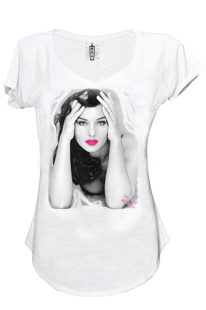 T-shirt donna bianca in cotone fiammato, stile urban streetwear, stampa fotografica in bianco e nero con dettagli rosa sulle labbra e scritta; materiale leggero e taglio moderno.