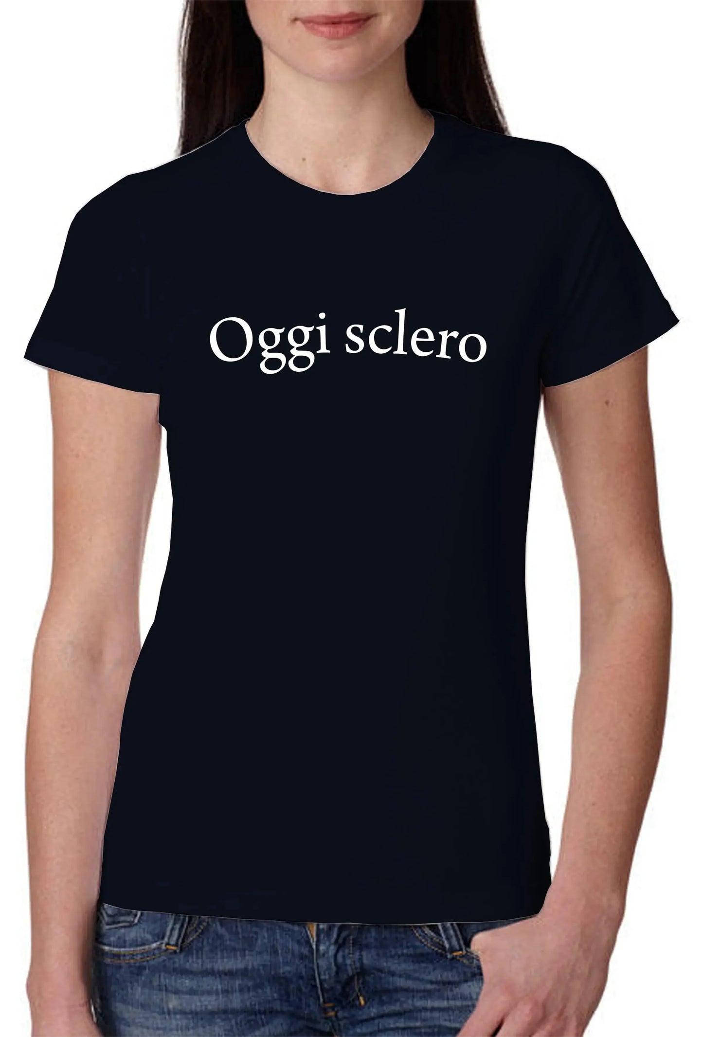 T-shirt donna nera streetwear con scritta bianca 'Oggi sclero', stile urban casual