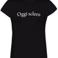 T-shirt donna nera streetwear in cotone con scritta bianca 'Oggi sclero', stile urban