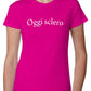Donna con t-shirt streetwear fucsia con scritta 'Oggi sclero', stile urban Street Style Rimini