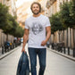 Uomo streetwear con t-shirt grafica Einstein, jeans e giacca di jeans in centro città