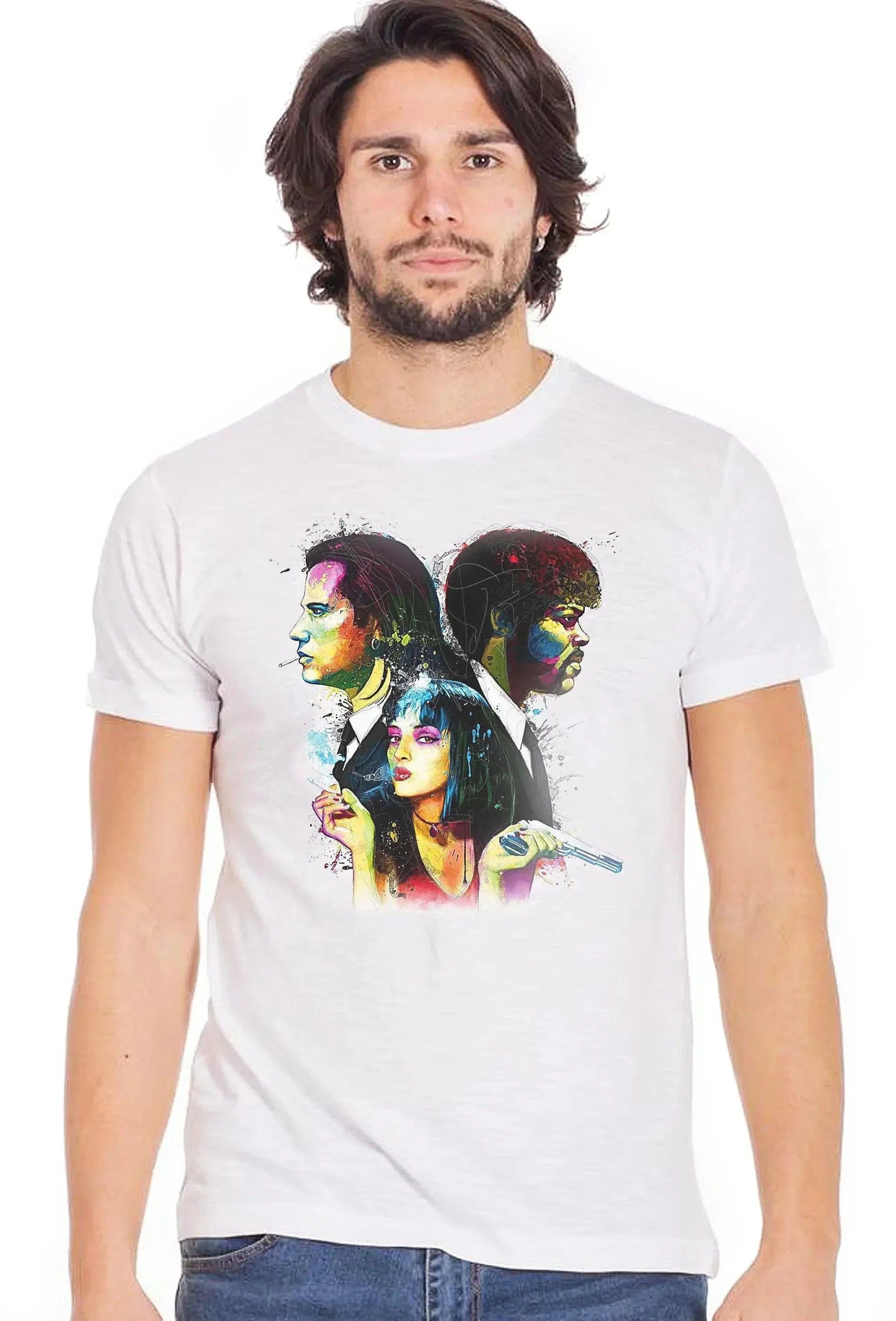 Uomo indossa t-shirt bianca streetwear con grafica colorata ispirata a icone pop cult