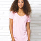 Donna streetwear con t-shirt rosa, stile casual urban, sfondo bianco, Street Style Rimini
