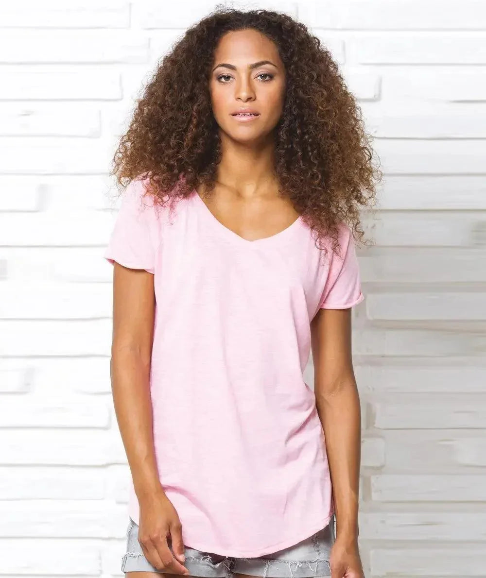 Donna streetwear con t-shirt rosa, stile casual urban, sfondo bianco, Street Style Rimini