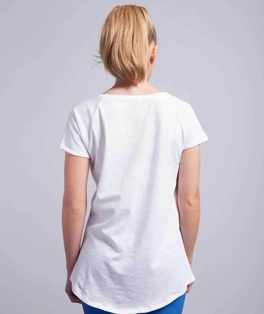 Donna di spalle con t-shirt bianca streetwear, stile casual moderno, Street Style Rimini