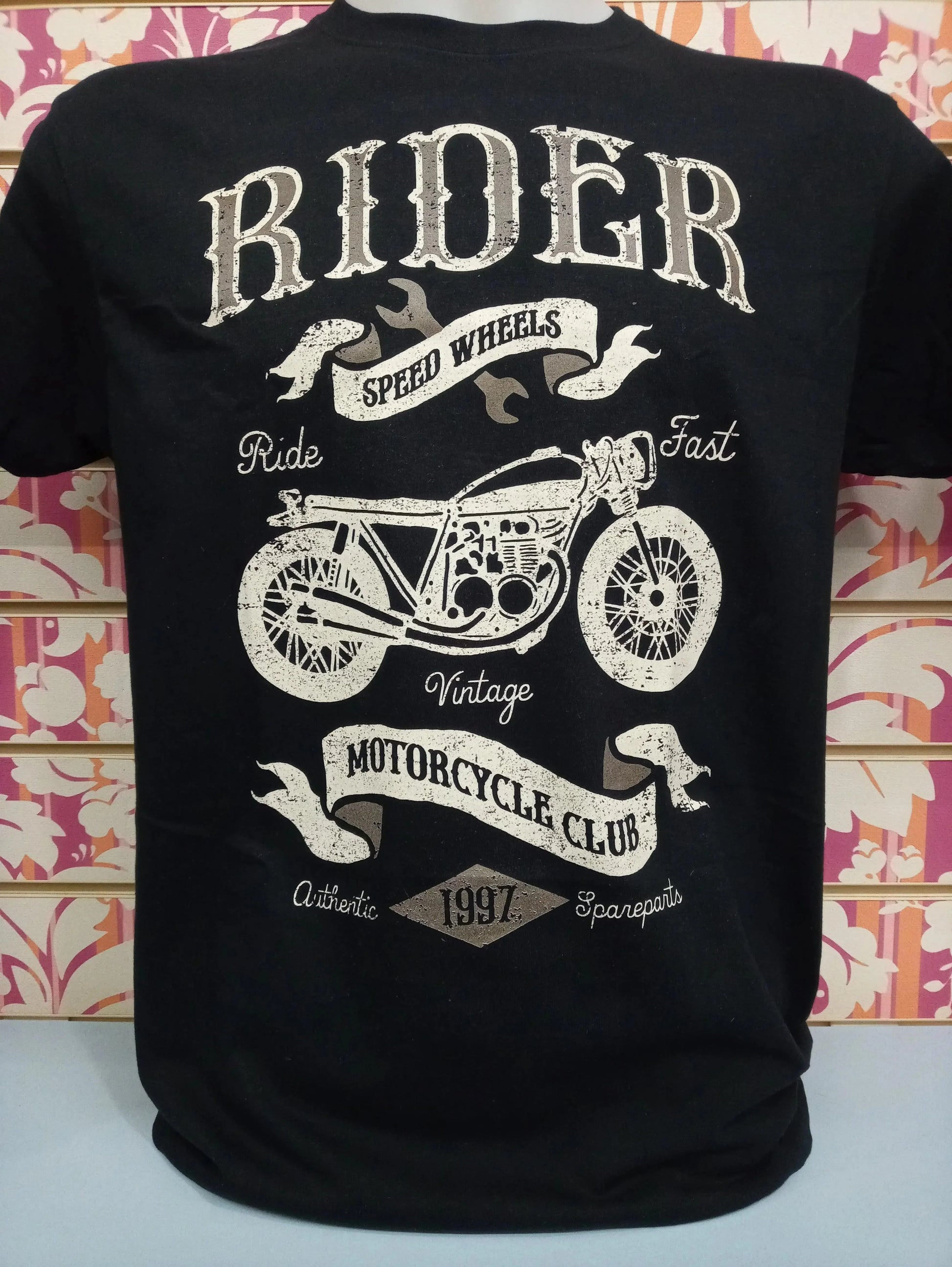 T-shirt streetwear nera uomo con grafica vintage moto e scritta Rider, street style urbano
