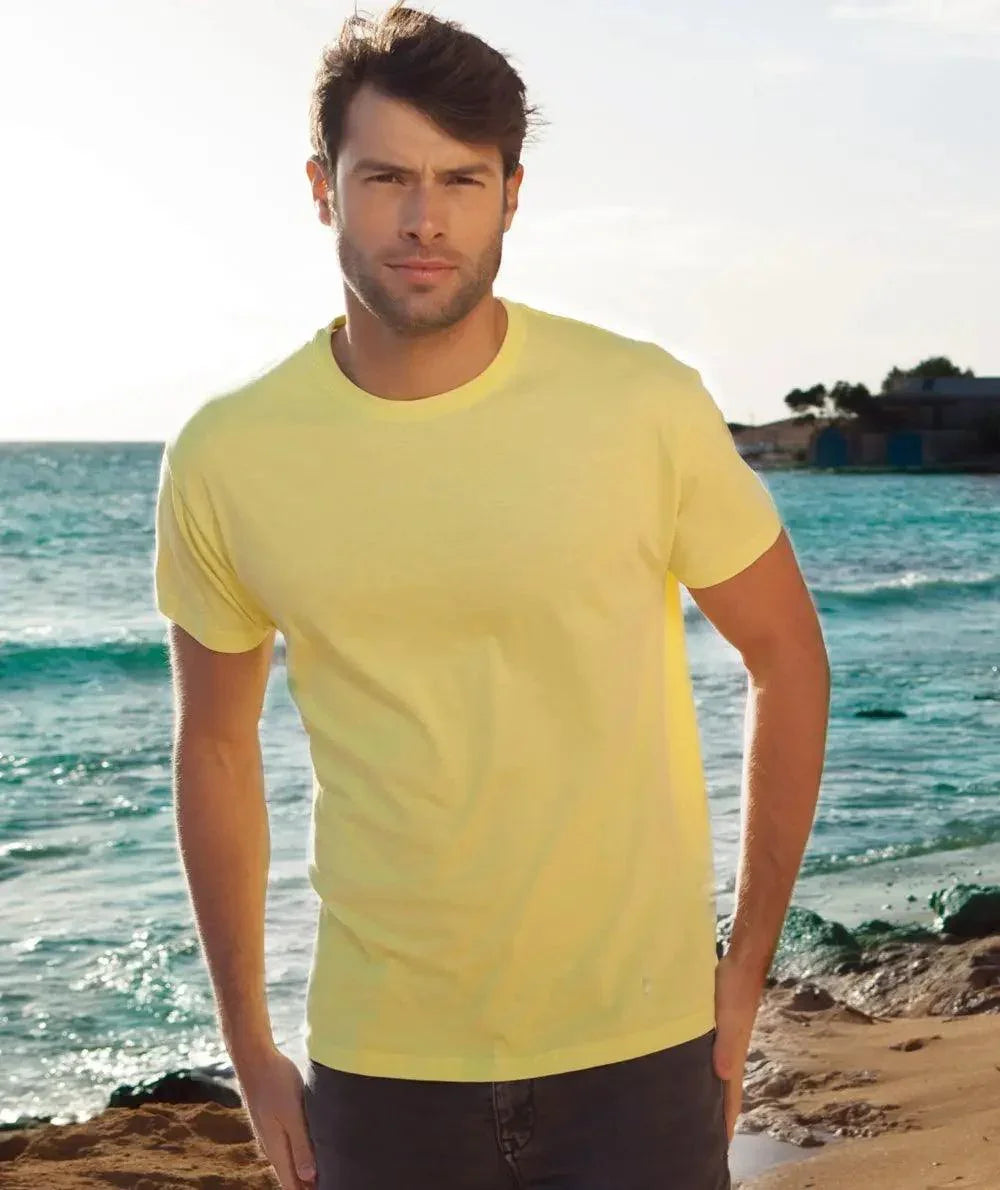 Uomo street style con t-shirt gialla su spiaggia, moda urban casual, Street Style Rimini