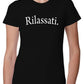 Donna con t-shirt nera streetwear "Rilassati." in cotone, outfit urbano casual